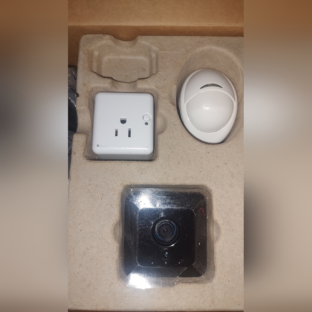 Xfinity Home Automation Base Kit + Indoor/Outdoor Camera Xfinity Hub Outlet Cont - Picture 7 of 9